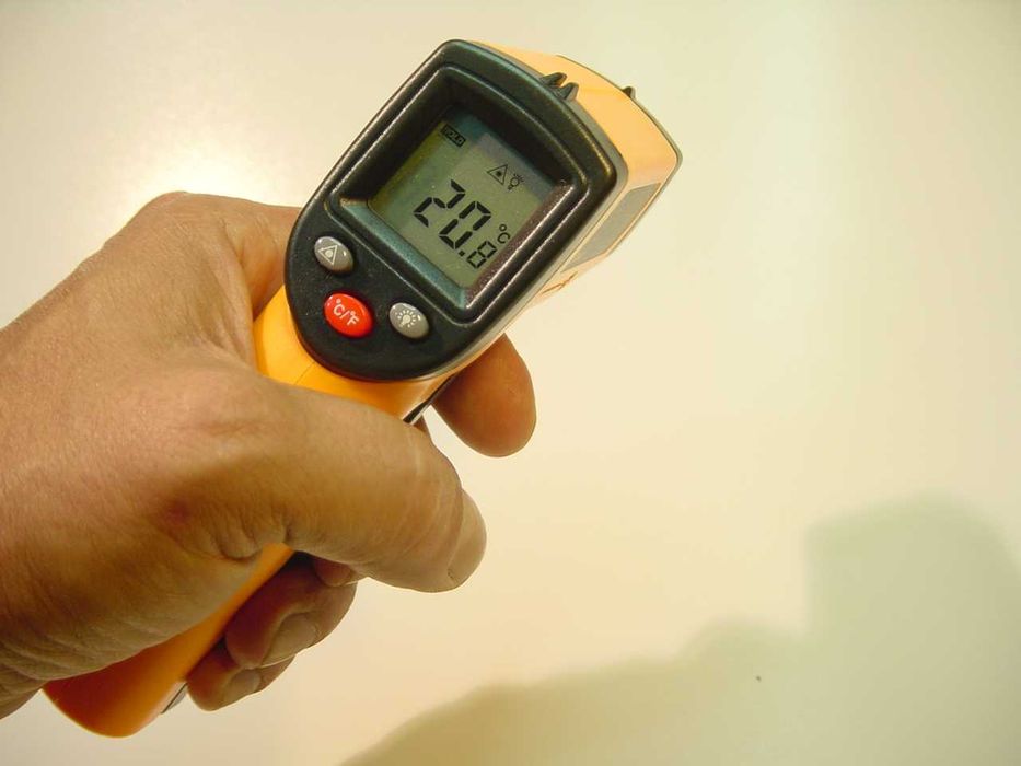 Termómetro digital IR com apontador laser