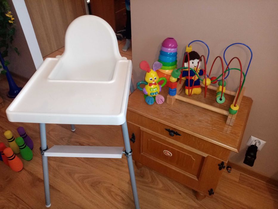 Krzesełko do karmienia i zabawki