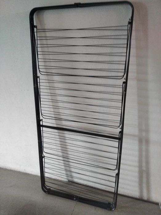 Estendal vertical 32 m dobrável em metal preto