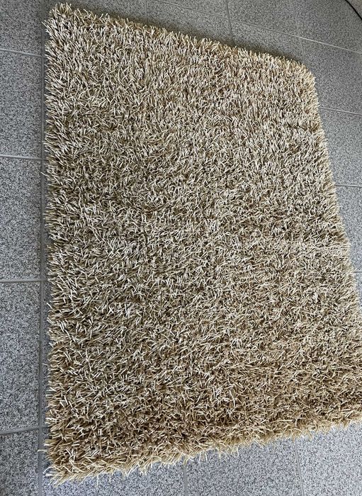 Beige Shaggy-Style Rug/Carpet