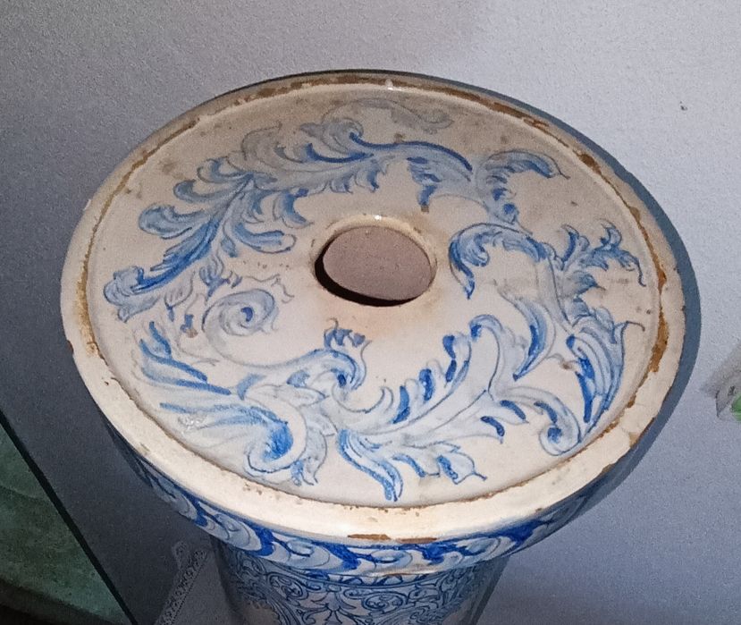 Coluna muito antiga, da conhecida cerâmica,Viúva de Lamego