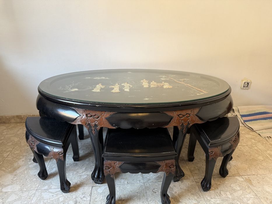 Mesa chinesa com 6 banquinhos