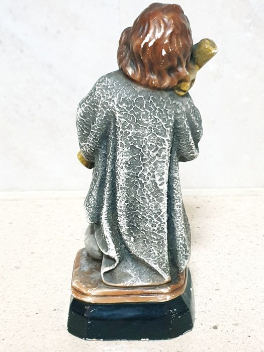Pequena amorosa figura Menino Jesus com a cruz em cerâmica portuguesa