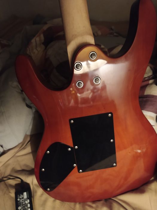 Guitarra elétrica Logan, com ponte estilo Floyd Rose