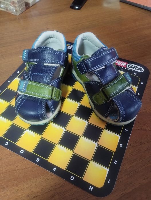 Сандалі, босоніжки