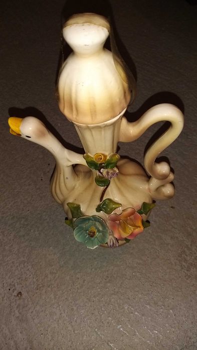 jarra em forma de pato com flores