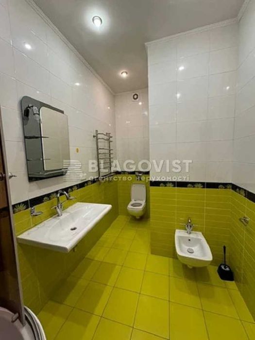 Без% Коновальця 32 б, велика квартира, два рівні