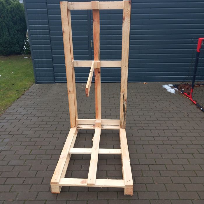 Stojak z palet na drewno itp.