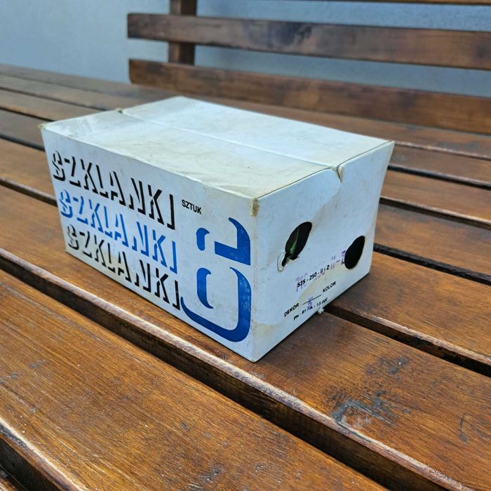 Szklanki prl z motywem kwiatów