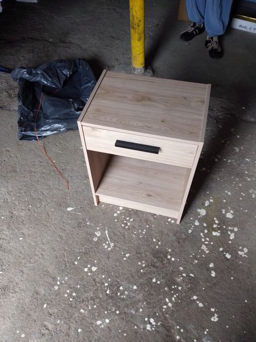 Mesa de cabeceira cor de mel