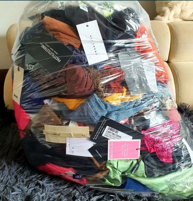 Paka damskich ubrań