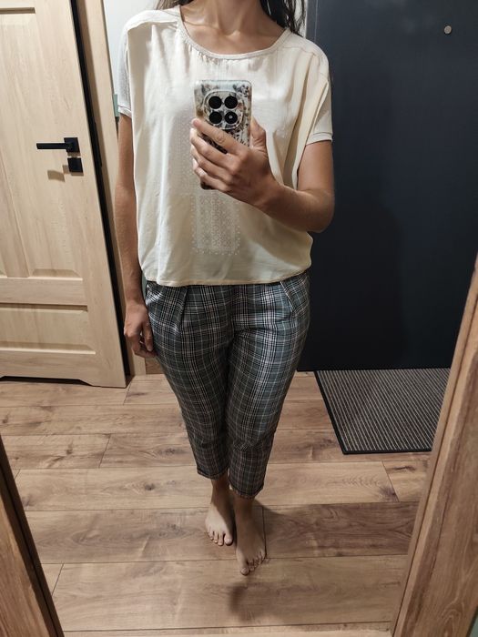 Jasno beżowy t-shirt z aplikacją, S