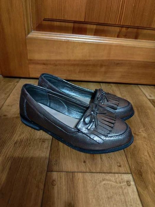 Srebrne błyszczące buty loafersy mokasyny Phoebe