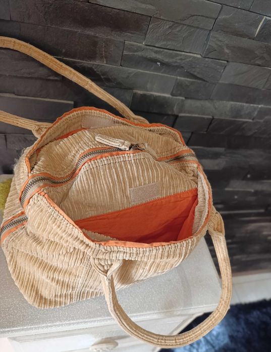 Carteira Bombazine larga, bolso exterior c/ aplicações -  Bershka