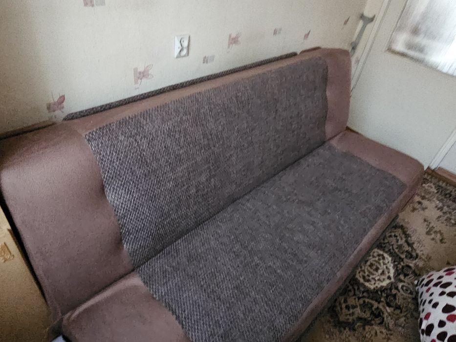 Kanapa rozkładana z pojemnikiem na pościel