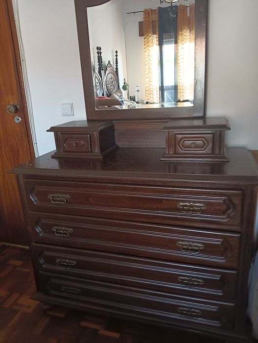 Cómoda antiga de quarto com espelho. Madeira de excelente qualidade.