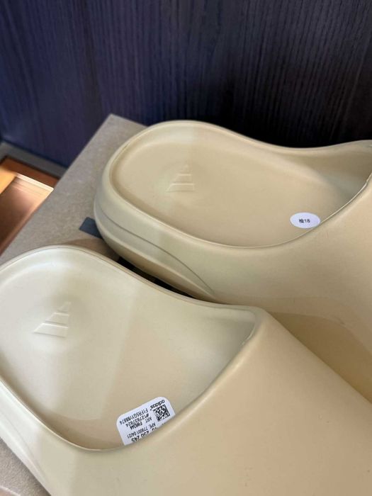 Biały kapcie Adidas Yeezy 39
