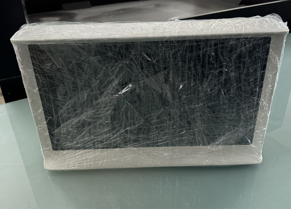 2 televisores de colecao exclusiva da Samsung, uma em bordeaux e outra