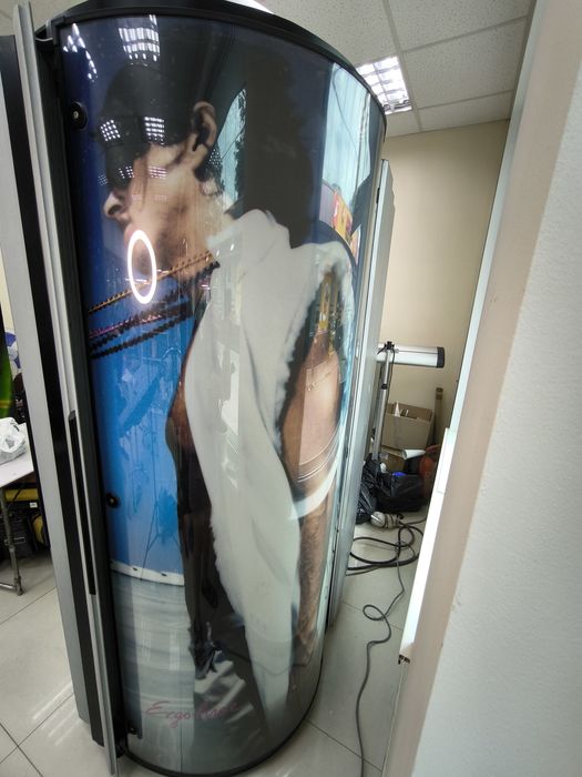 Вертикальний Солярій Ergoline Lounge Turbo Power з роздягальнею 50ламп