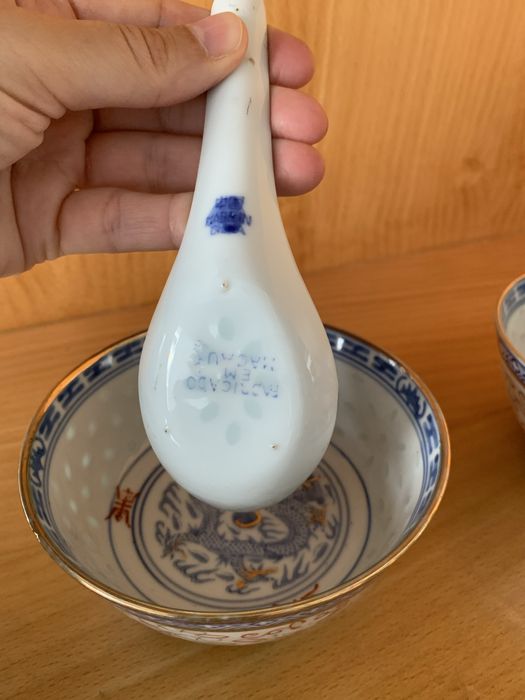 2 taças com colher .