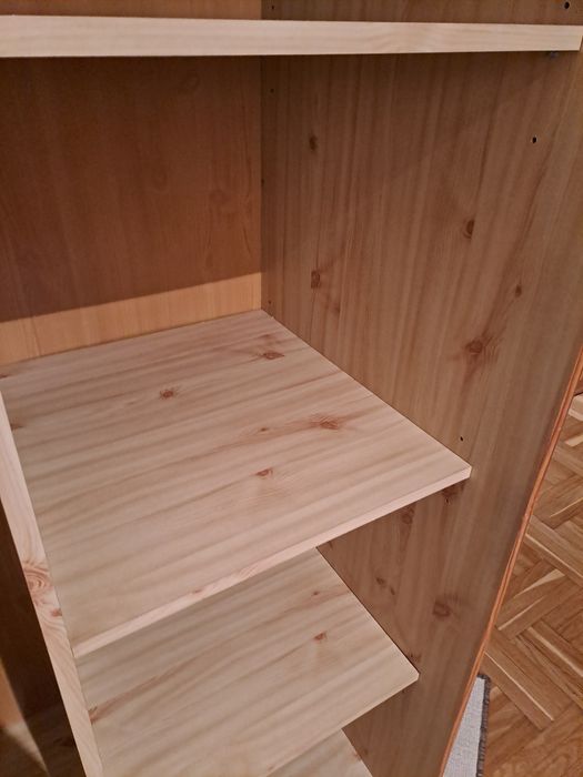Szafa z drewnianymi przesuwanymi drzwiami