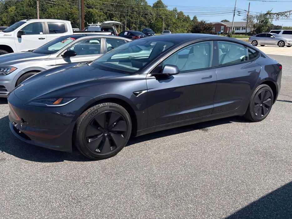 Tesla Model 3 Long Range      2025