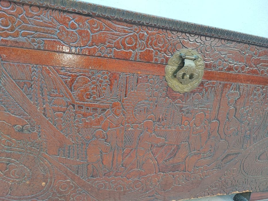 Arca em madeira maciça