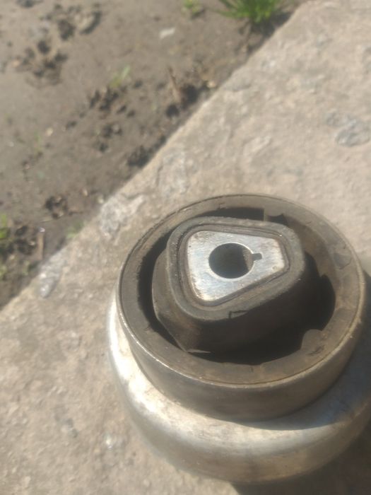 Права частина касети радіаторів БМВ-Х1. Ричаг правий.