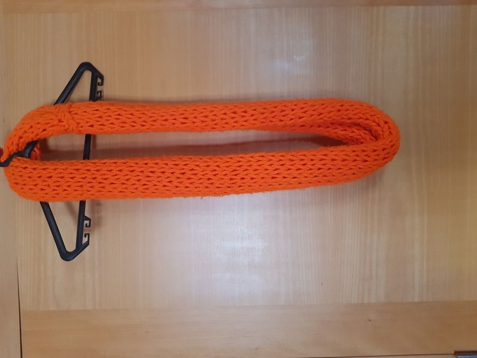 Gola laranja feita à mão