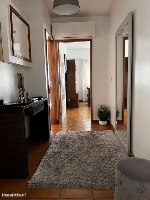 T2 com varanda, terraço e ar condicionado