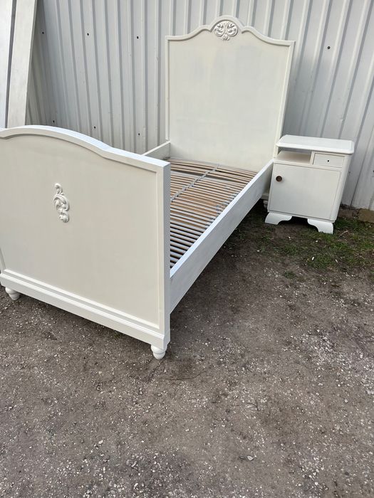 2 stare wiejskie łóżka .