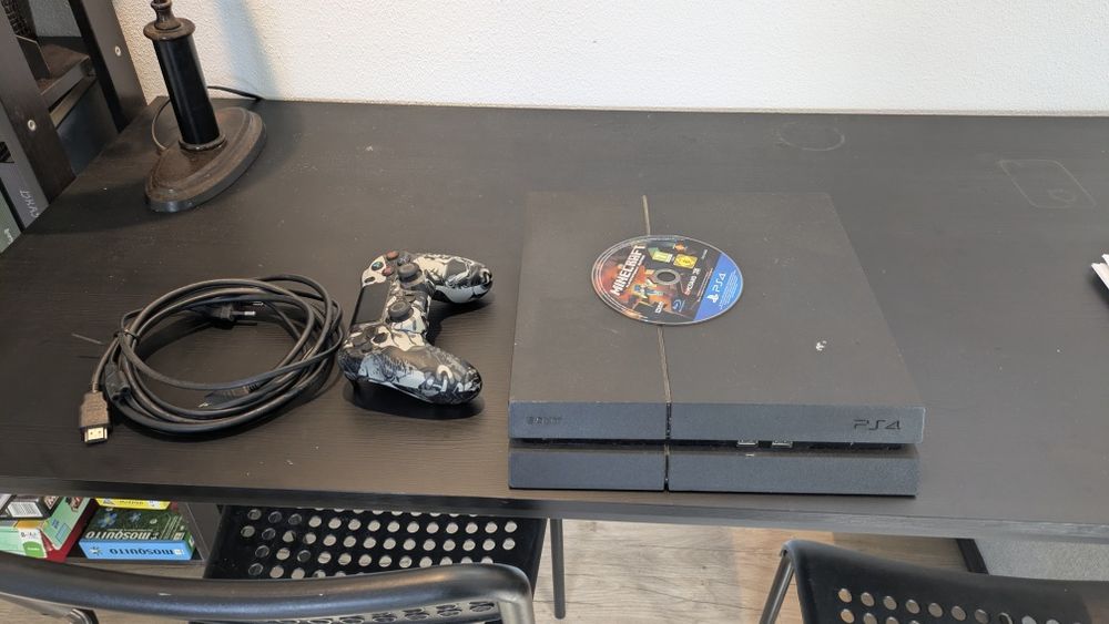 PlayStation 4 com dois comandos