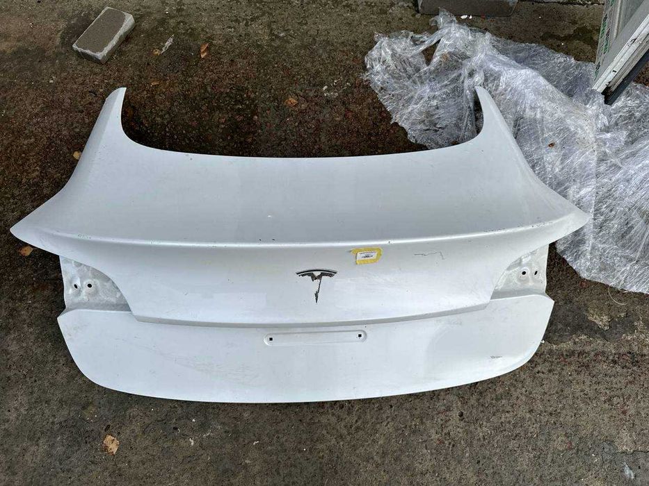Кришка багажника (ляда) Tesla M3 2020-2023