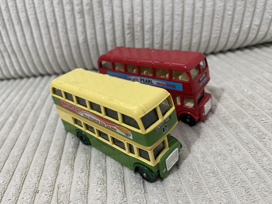 Dwa model autobusów Days Gone