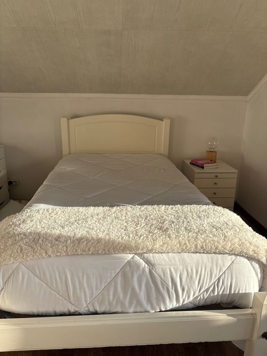 Conjunto Cama Solteiro 90x190 + Mesa de Cabeceira – Como Novo