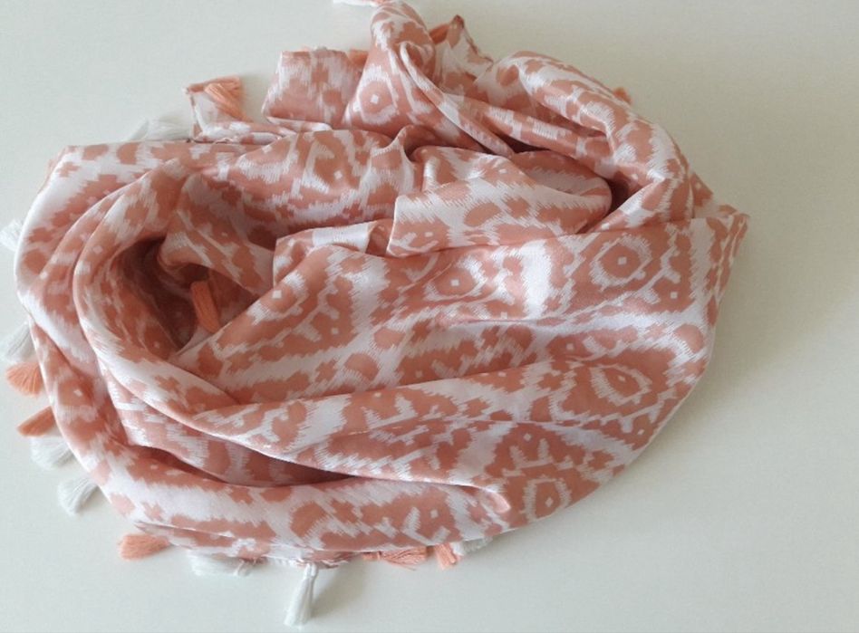 Chustka - pompony, frędzle