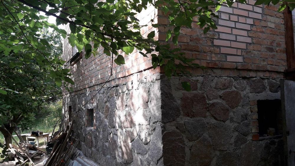 Продам будинок зі всіма комунікаціями, піччю і укриттям над Канівським