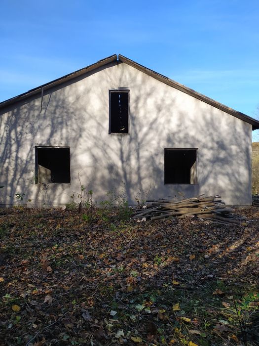 Незавершена будівля.