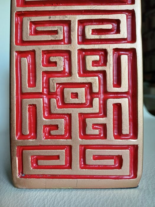 Jarro/Solitário de cor dourada com motivos orientais vermelhos