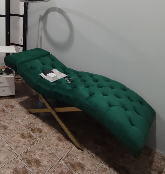 Продам анатомічку кушетку з рухливим підголовником