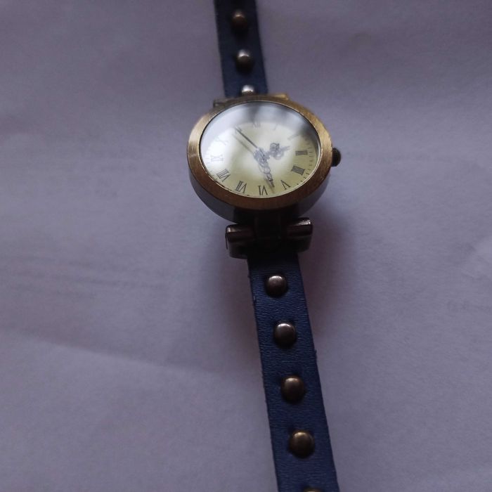 Zegarek na długim owijanym pasku,