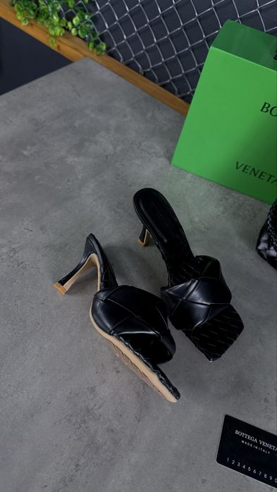 Мюлі та сумка від Bottega Veneta
