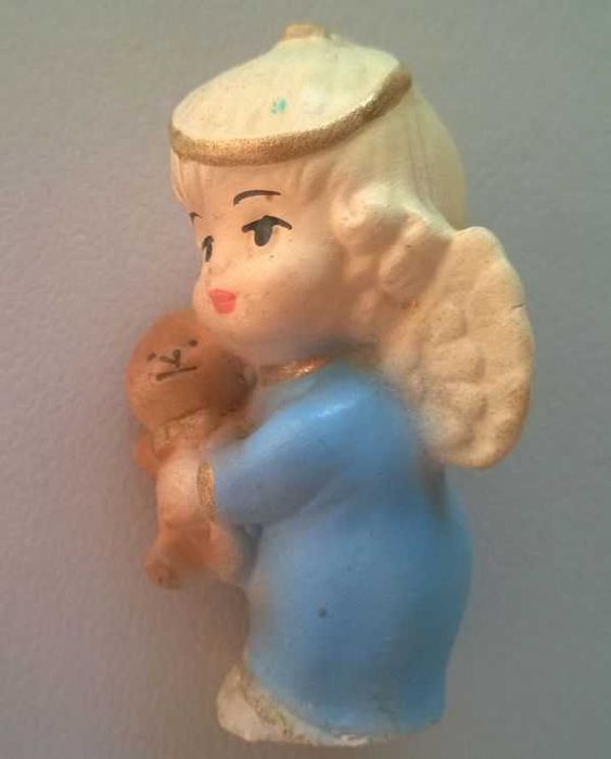 Figurki Aniołków Figurka Aniołek z misiem na rękach niebieski 5cm