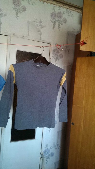 2 Футболки и + 1 Худи на мальчика 130/140 разм. в прекрасном состоянии