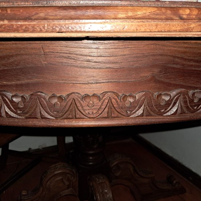 Mesa redonda em madeira extensível