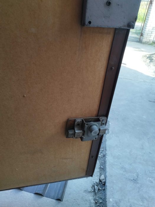 Продаються гаражні ворота розміром 291 на 191 см.