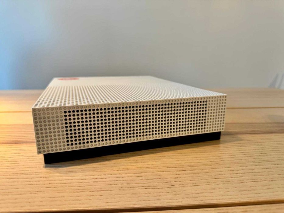 Xbox One S 1TB como nova + 2 comandos + garantia CeX até 2030