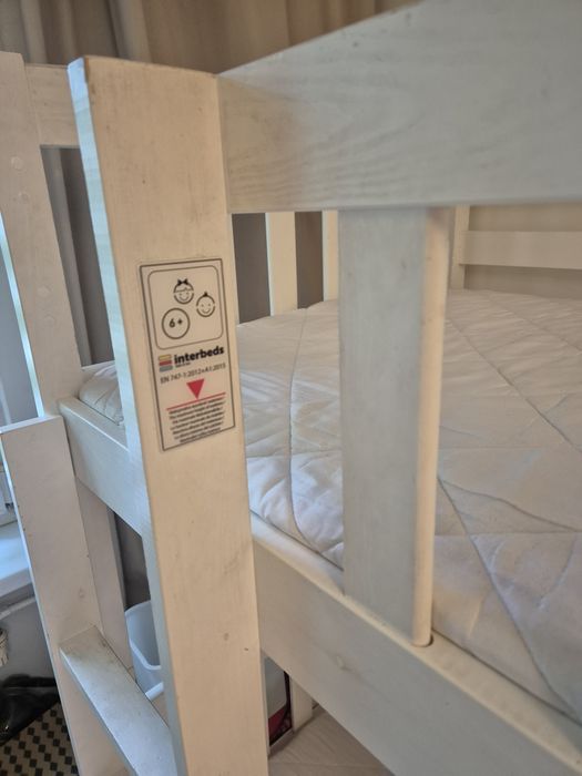 Trzyosobowe łóżko piętrowe z materacami Interbeds (białe, drewniane)
