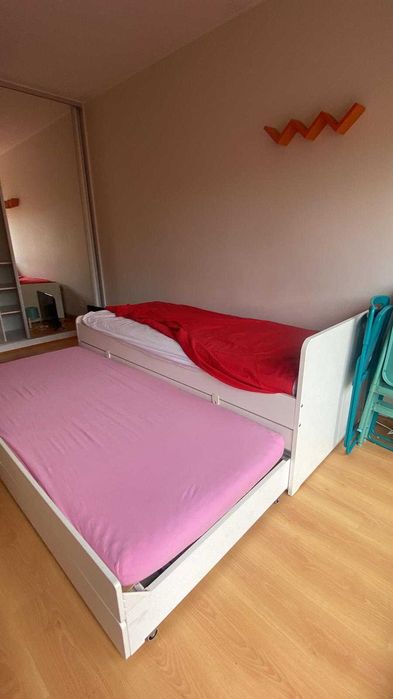 Cama de solteiro com cama de gavetao e duas gavetas