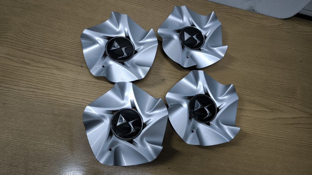 4 tampos de jantes de  citroen Ds5